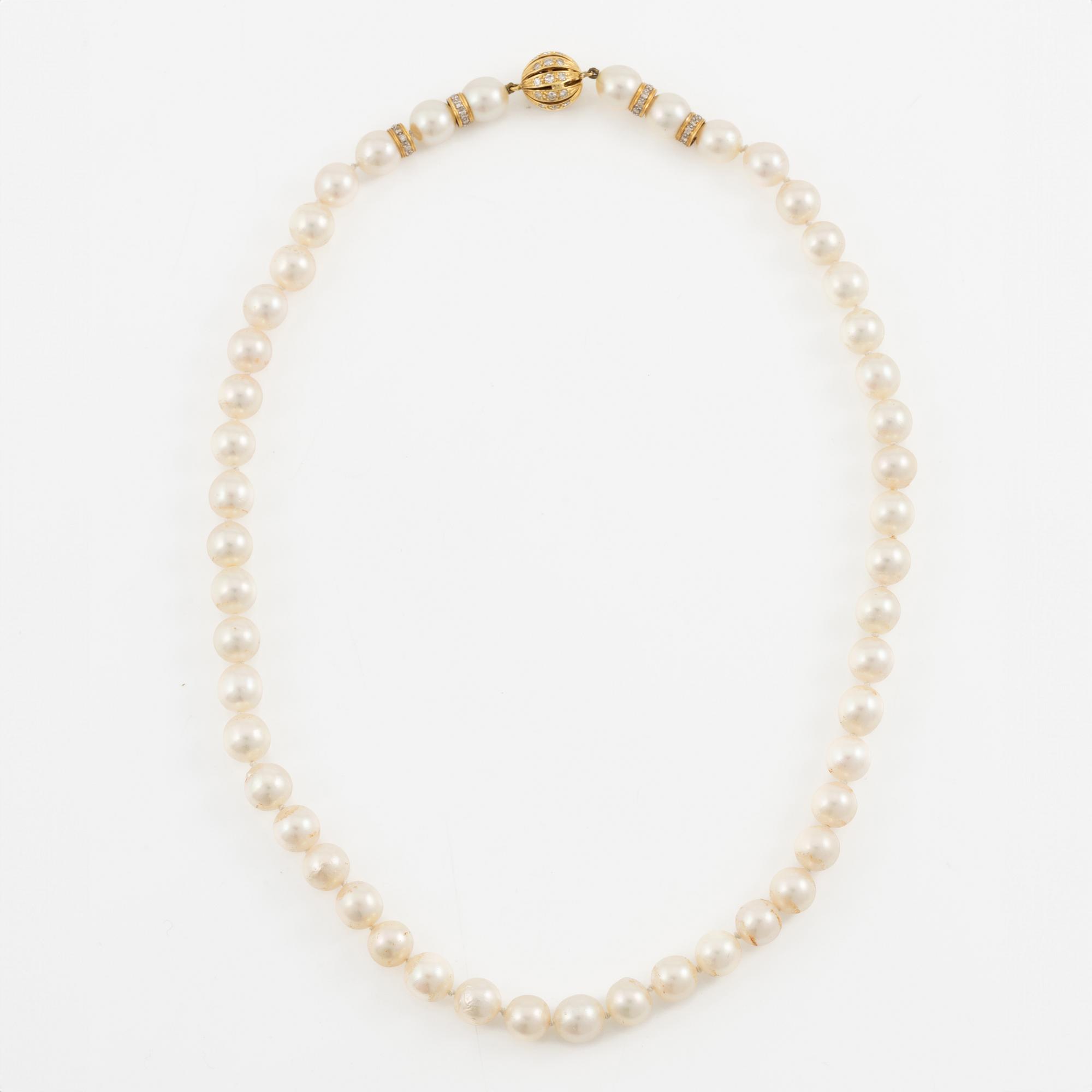 Necklace of cultured pearls, clasp in 18K gold set with eight-cut diamond and dividers with round brilliant-cut diamonds.