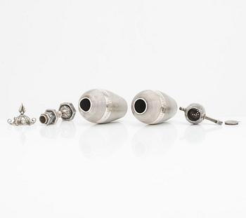 Vaser, ett par, samt ströare, 2 st, sterlingsilver Japan 1900-talets första hälft.