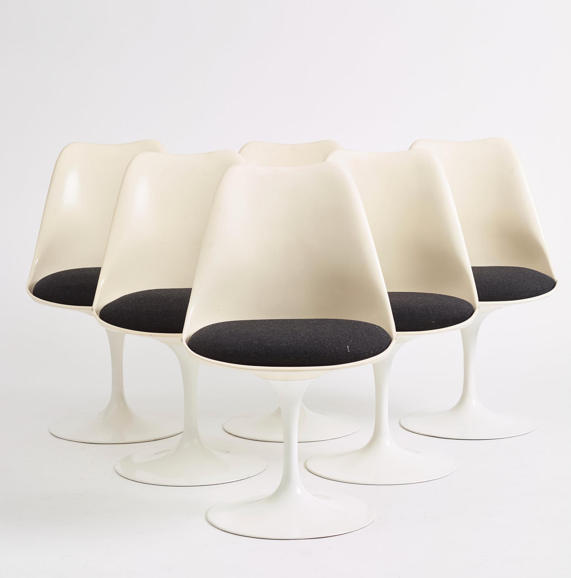 Eero Saarinen, a "Tulip", dining table and 6 chairs, Knoll International, 1960-70's.