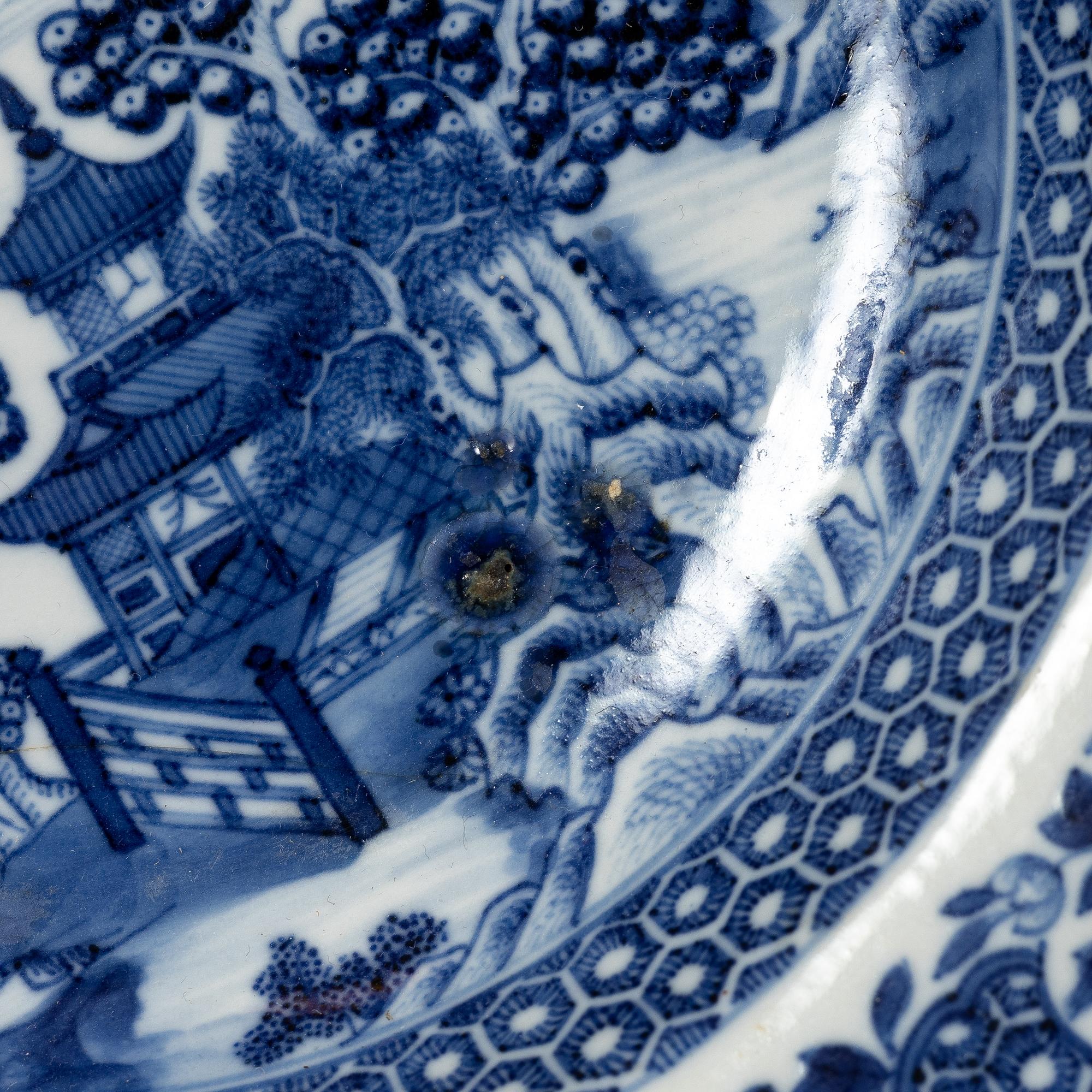 Service pieces 8 pcs, roasting dish 1 pc and 7 pcs plates, Qianlong (1736-95).