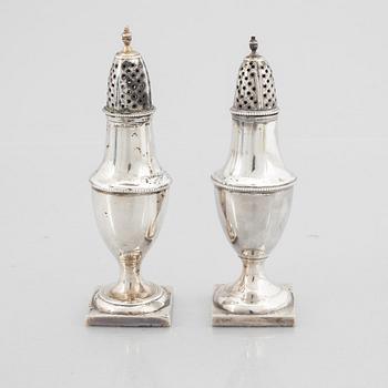 Two Shakers, of which one part with silver hallmarks London, England 1795.