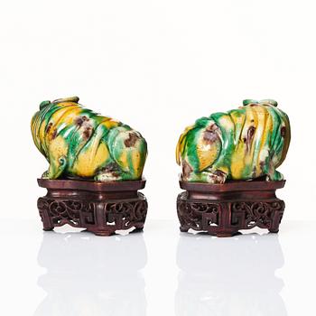 A pair of egg and spinach glazed figures of mythical creatures, Qing dynasty, Kangxi (1662-1722).