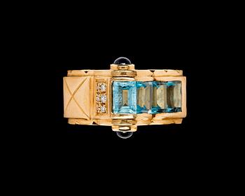833. RING, blå topas med briljantslipade diamanter. Vikt 14 gr.