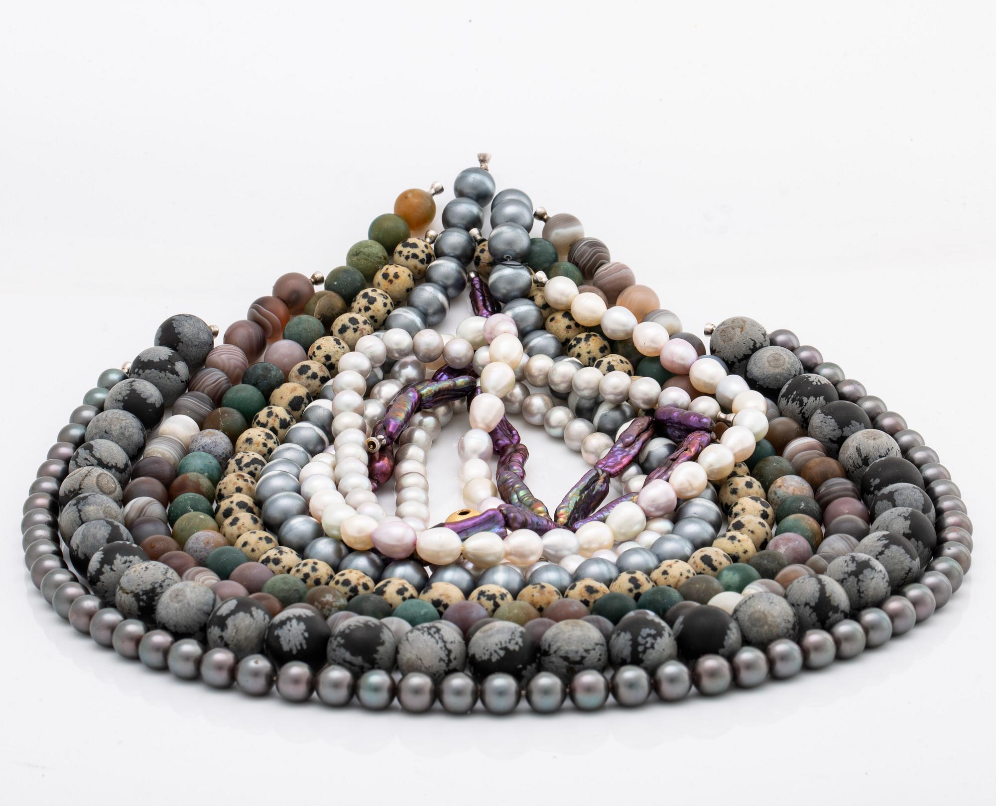 LYNGGAARD, 9 neclaces and clasp 18K gold, original cases, 1 case damaged, lengths approx 40-46 cm.