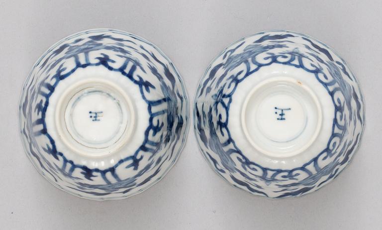A pair of blue and white cups with stands, Qing dynasty, Kangxi (1662-1722).