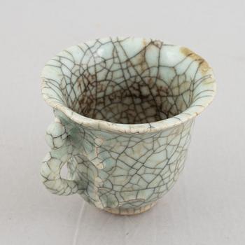 A Chinese ge glazed stoneware cup with dragon, Qing dynasty, 18th century.