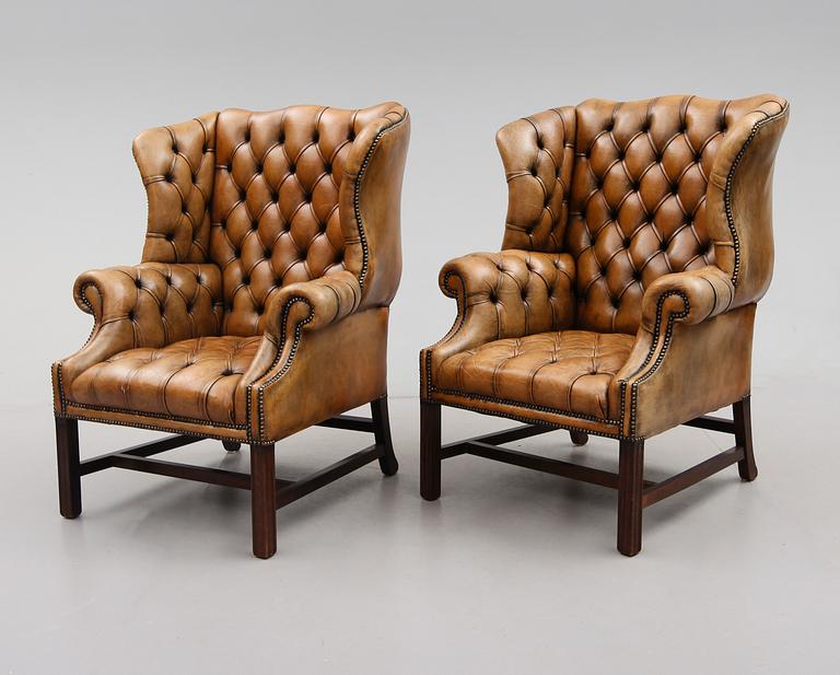 ÖRONLAPPSFÅTÖLJER, 1 par, 1900-talets andra hälft.