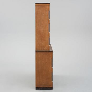 Carl Bergsten, bokhylla, Nordiska Kompaniet, 1923. Utställd på Göteborgsutställningen 1923.