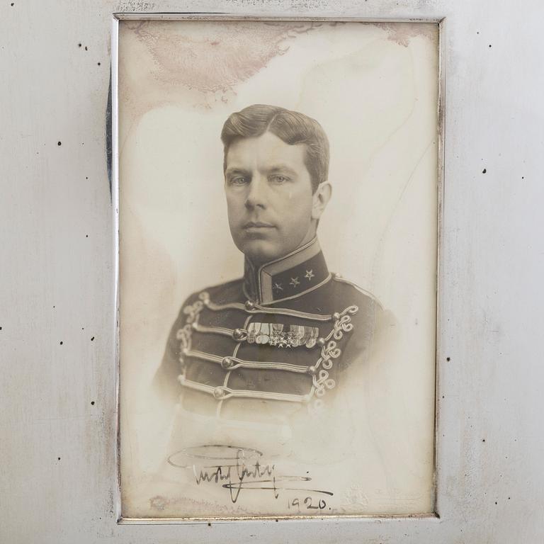 A silver frame, maker's mark Anders Nilsson, Lund, 1920 with Royal photograph of crownprince Gustav Adolf, signed 1920.