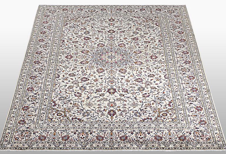 A carpet, Kashan, ca 312 x 200 cm.