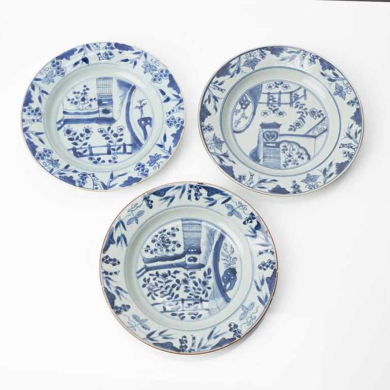 Tallrikar, sju stycken, porslin. Qingdynastin, 1700-tal.