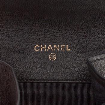 CHANEL, a black quilted leather coin purse.