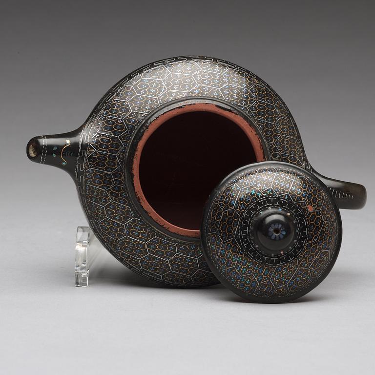 A 'lacque burgautée' imitating yixing tea pot with cover, presumably late Qing dynasty, circa 1900.