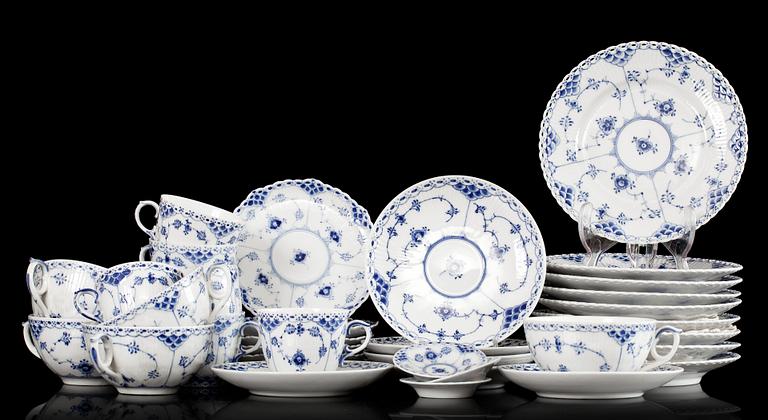 KAFFE- OCH TESERVIS, 23 delar, porslin, "Musselmalet", Royal Copenhagen.