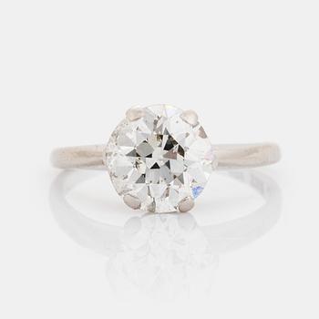 370. Ring 18K vitguld med en gammalslipad diamant vikt ca 2.25 ct.