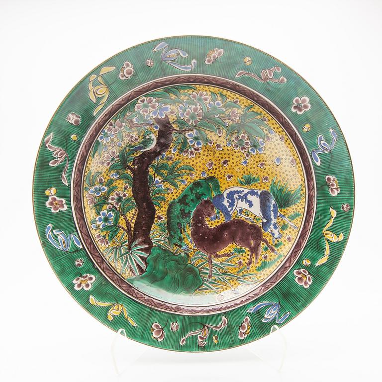 A Japanese kutani ware dish, Edo/Meiji.