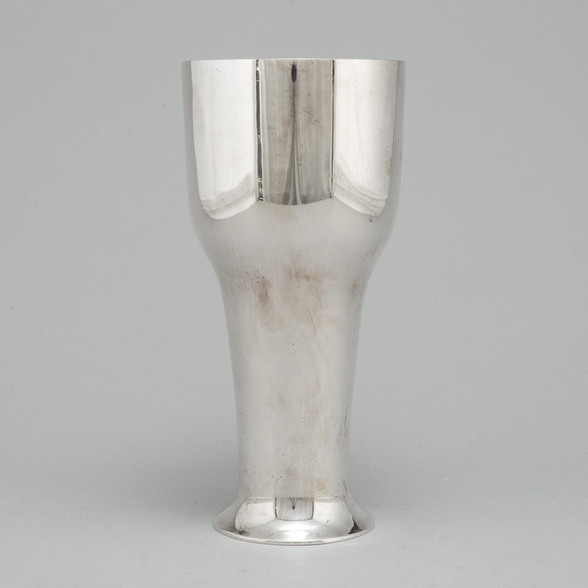 CG HALLBERG, a silver vase, 1910, 456 gram.