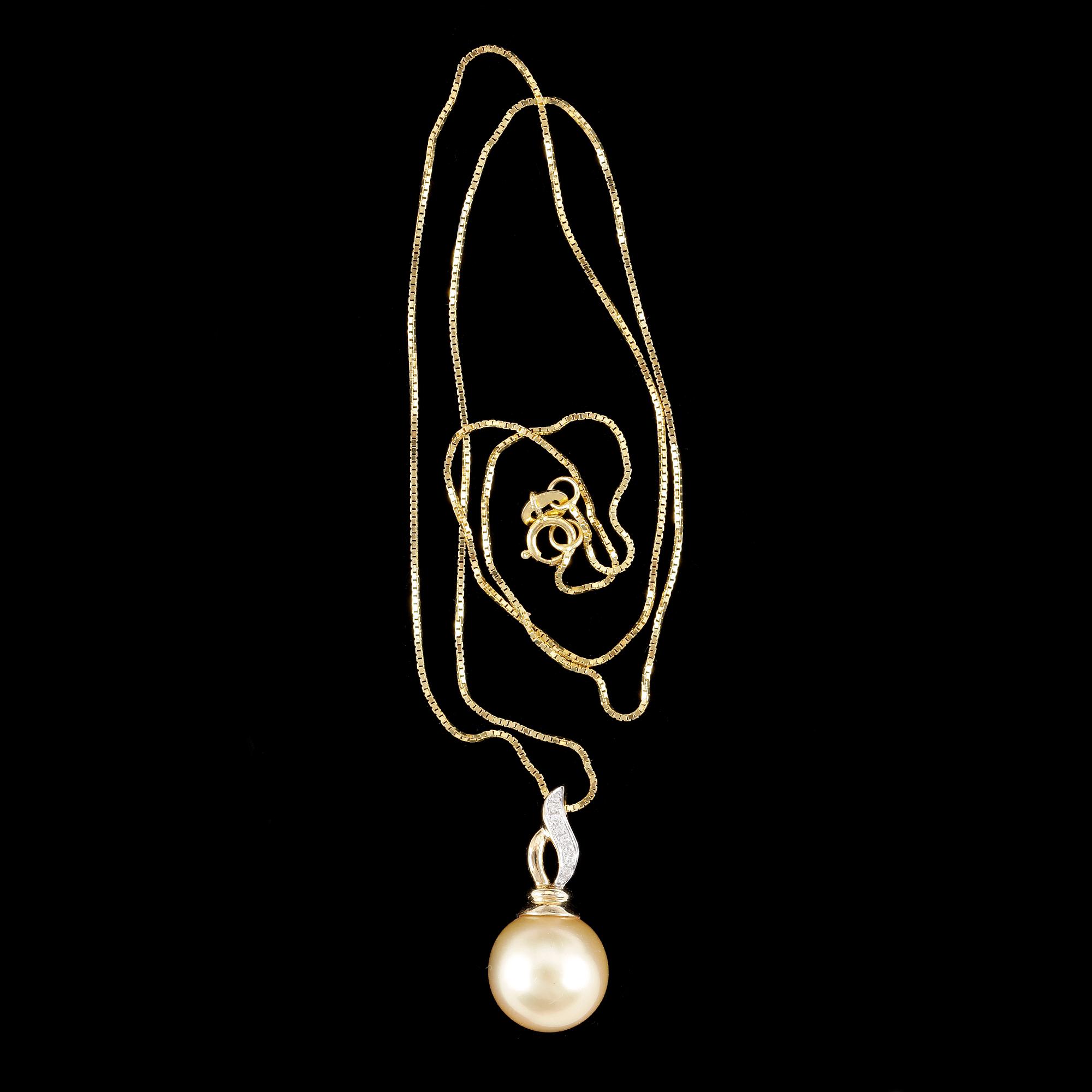 HÄNGE MED PÄRLA, 18k guld med golden south sea-pärla och små diamanter. Total vikt ca 4,5 gram.