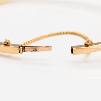 Otto Roland Mellin, An 18K gold bracelet with a cultured pearl and old-cut diamonds ca. 0.48 ct in total. Helsinki 1897.