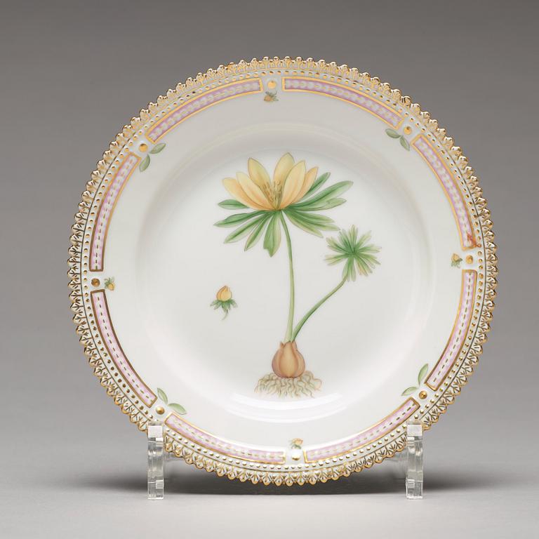 ASSIETTER, sex stycken, porslin. "Flora Danica", Royal Copenhagen, Danmark, 1900-tal.