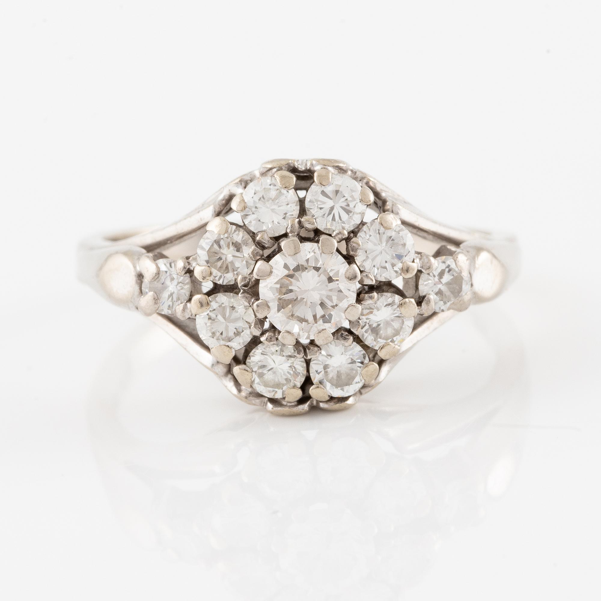 Ring, 18K white gold with brilliant-cut diamonds.