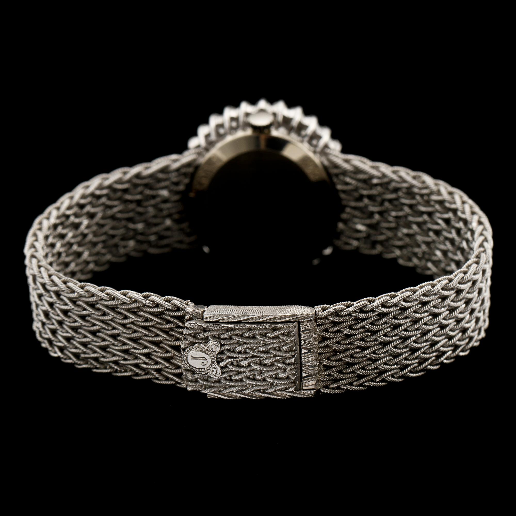 DAMARMBANDSUR, 18k vitguld med 32 briljantslipade diamanter, tot ca 0.96 ct, Juvenia, Schweiz, 1900-tal. Vikt 50 g.