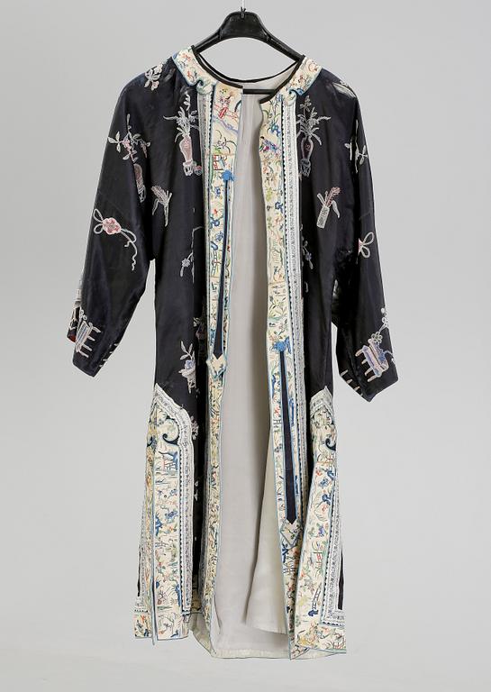 ROCK, siden. Höjd 120 cm. Kina, omkring 1900, sen Qingdynasti.