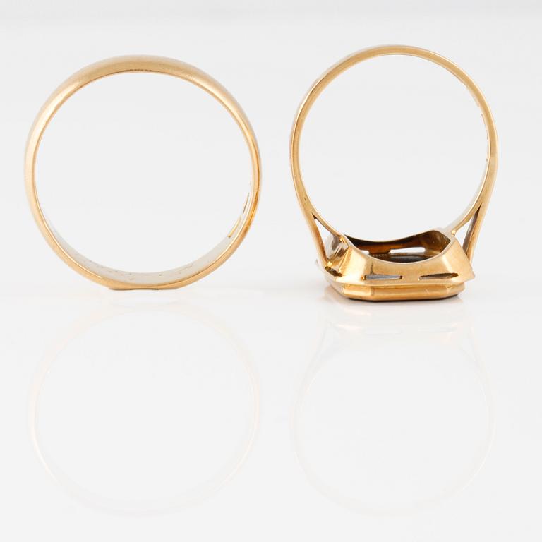 RINGAR, 2 st, 18K respektive 20K guld samt onyx, svenska stämplar. Vikt 11,4 gram.