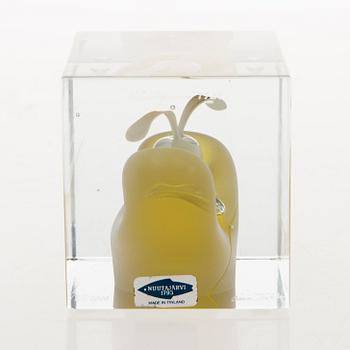 OIVA TOIKKA, AN ANNUAL CUBE, glass, signed Oiva Toikka Nuutajärvi 1989, numbered 27/2000.