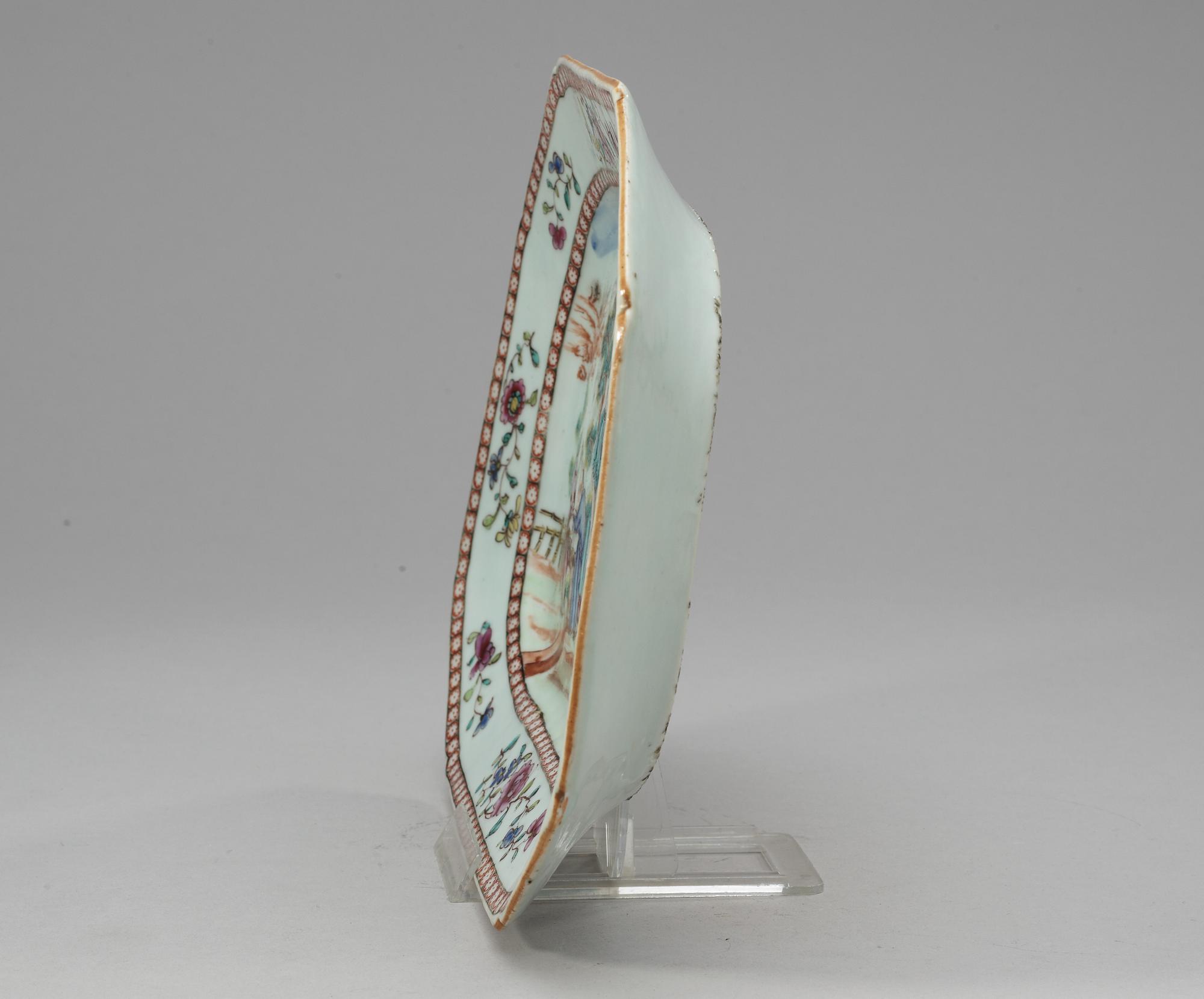 A famille rose serving dish, Qing dynasty, Qianlong (1736-95).