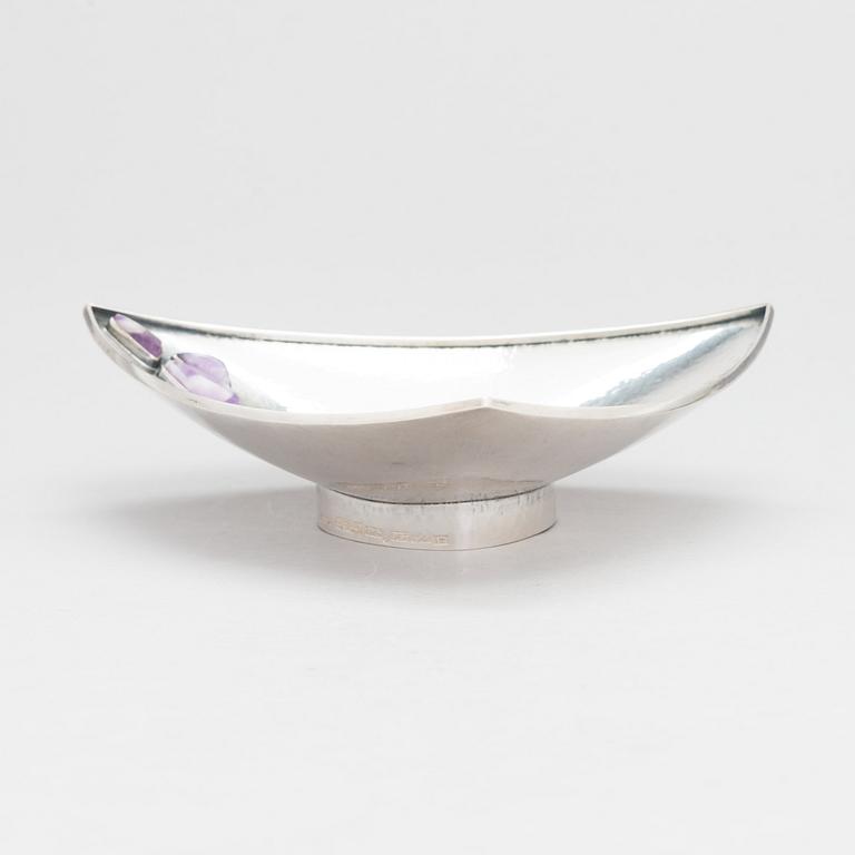 Reijo Sirkeoja, a silver bowl with amethysts, Hopeataidetakomo, Tampere 1962.