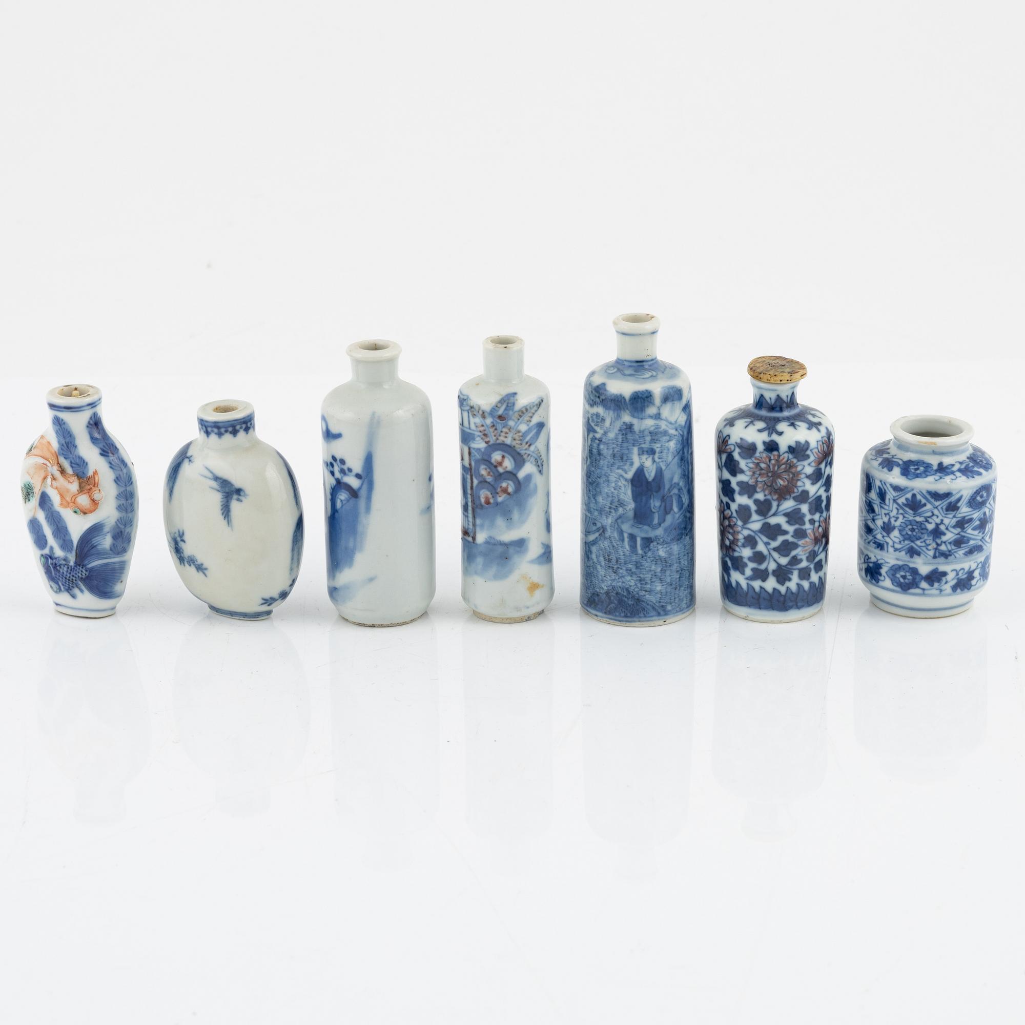 A group of 17 Chinese porcelain objects, China, late Qing/20th Century.