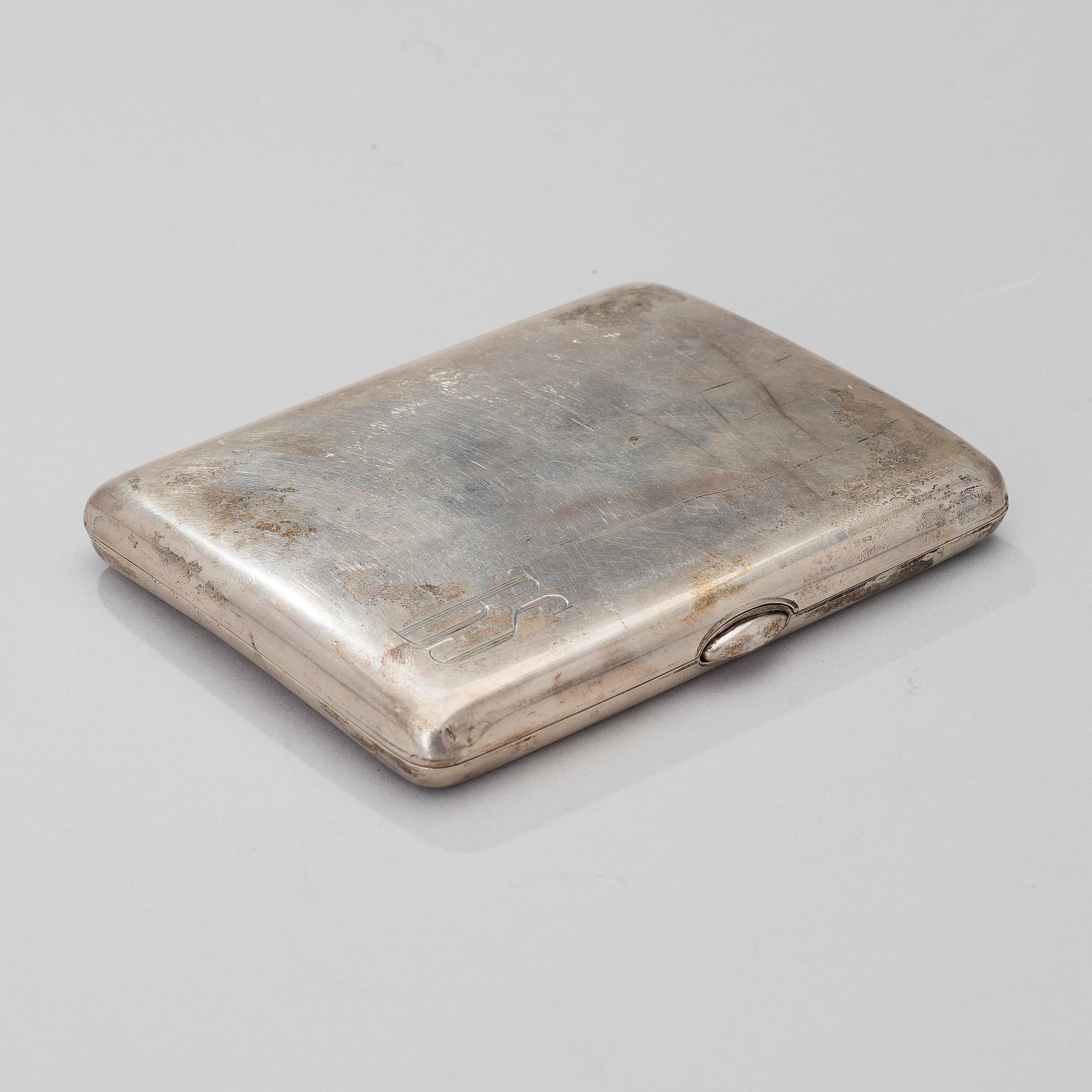 CIGARETTETUI I SILVER, svenska importstämplar. Vikt 236 g.