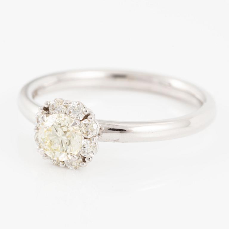 Ring with brilliant-cut diamonds.