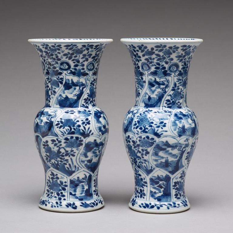 A pair of blue and white vases, Qing dynasty, Kangxi (1662-1722).