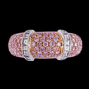 1080. RING, Boucheron, 'Scala', rosa briljantslipade diamanter, tot. 1.04 ct, och vita carréslipade diamanter, tot. 0.47 ct.