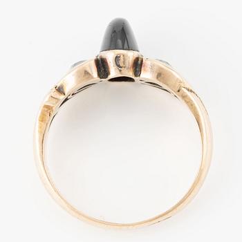 Ring in 14K gold with a dark green stone and old-cut diamonds.