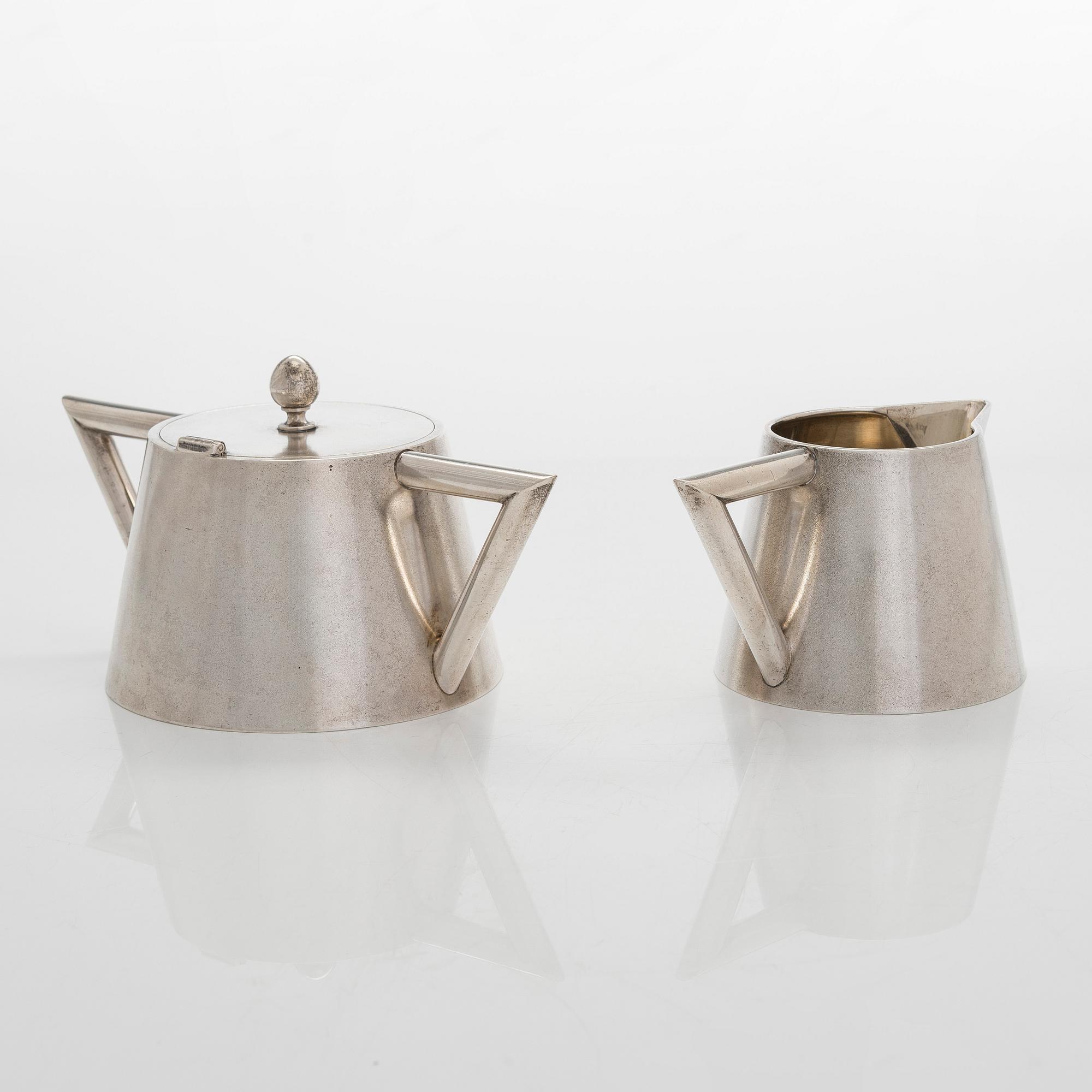 K. Fabergé, a silver sugar bowl and cream jug, Imperial Warrant mark, Moscow ca. 1913.