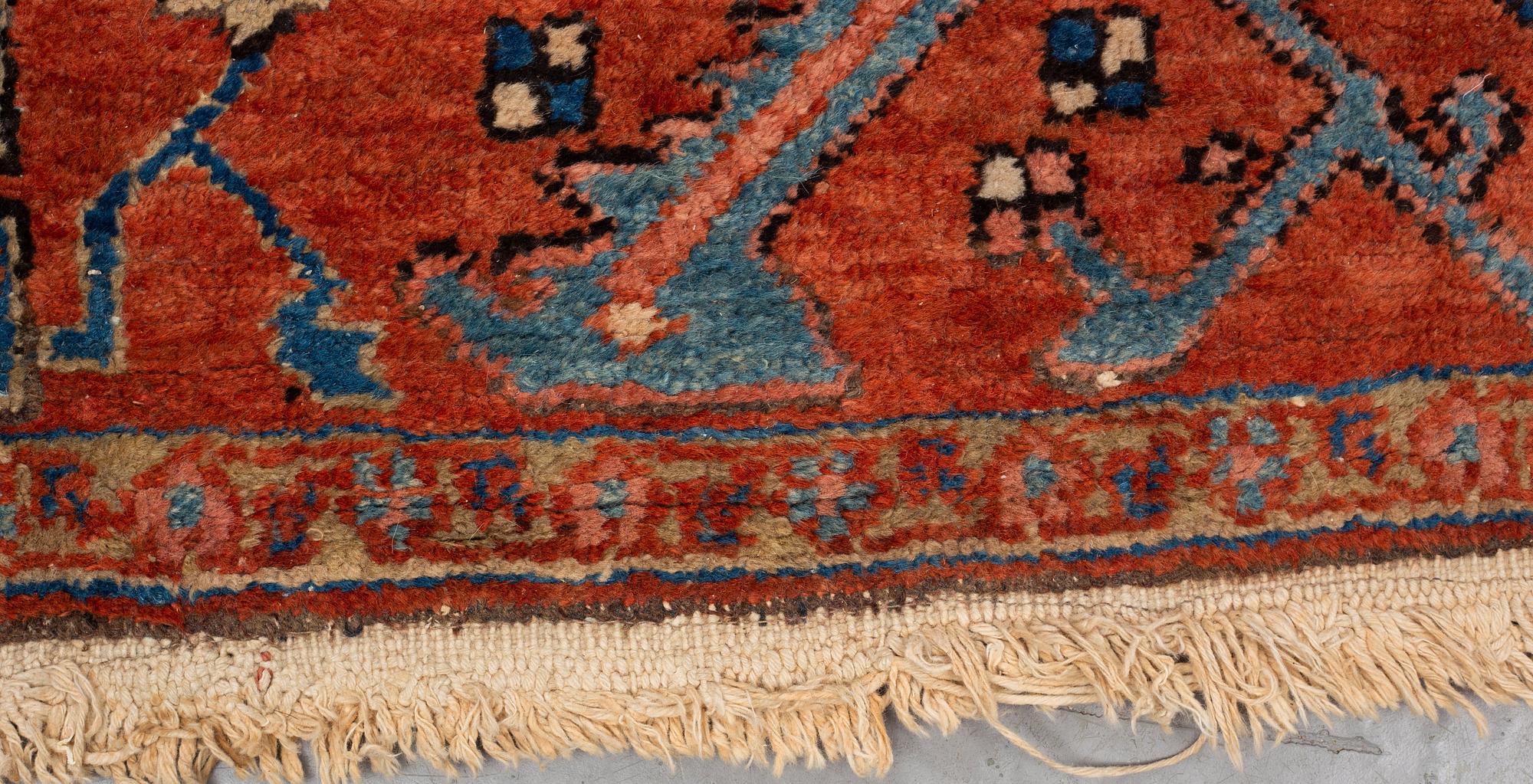 Matto, antique Heriz, ca 334 x 271-276 cm ( ca 1-4 cm flat weave at the ends).
