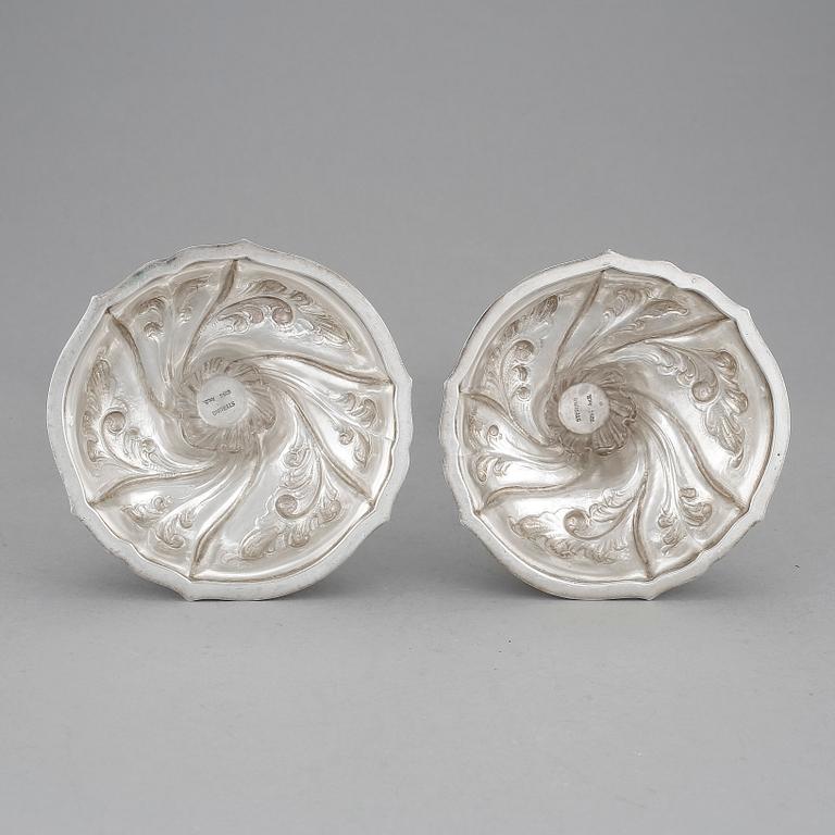 LJUSSTAKAR, ett par, silver, rokokostil, svenska importstämplar, 1900-tal. Vikt ca 933g.