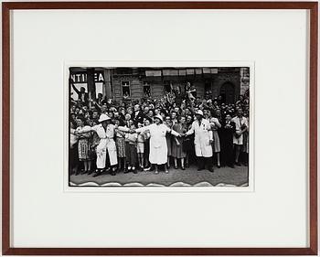 HENRI CARTIER-BRESSON, gelatin silver print stamped by the photographer and with Europapress AB copyright stamp verso.