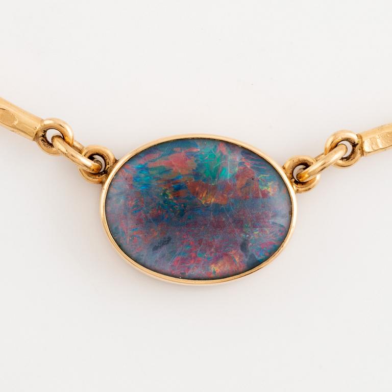18K gold and opal necklace.