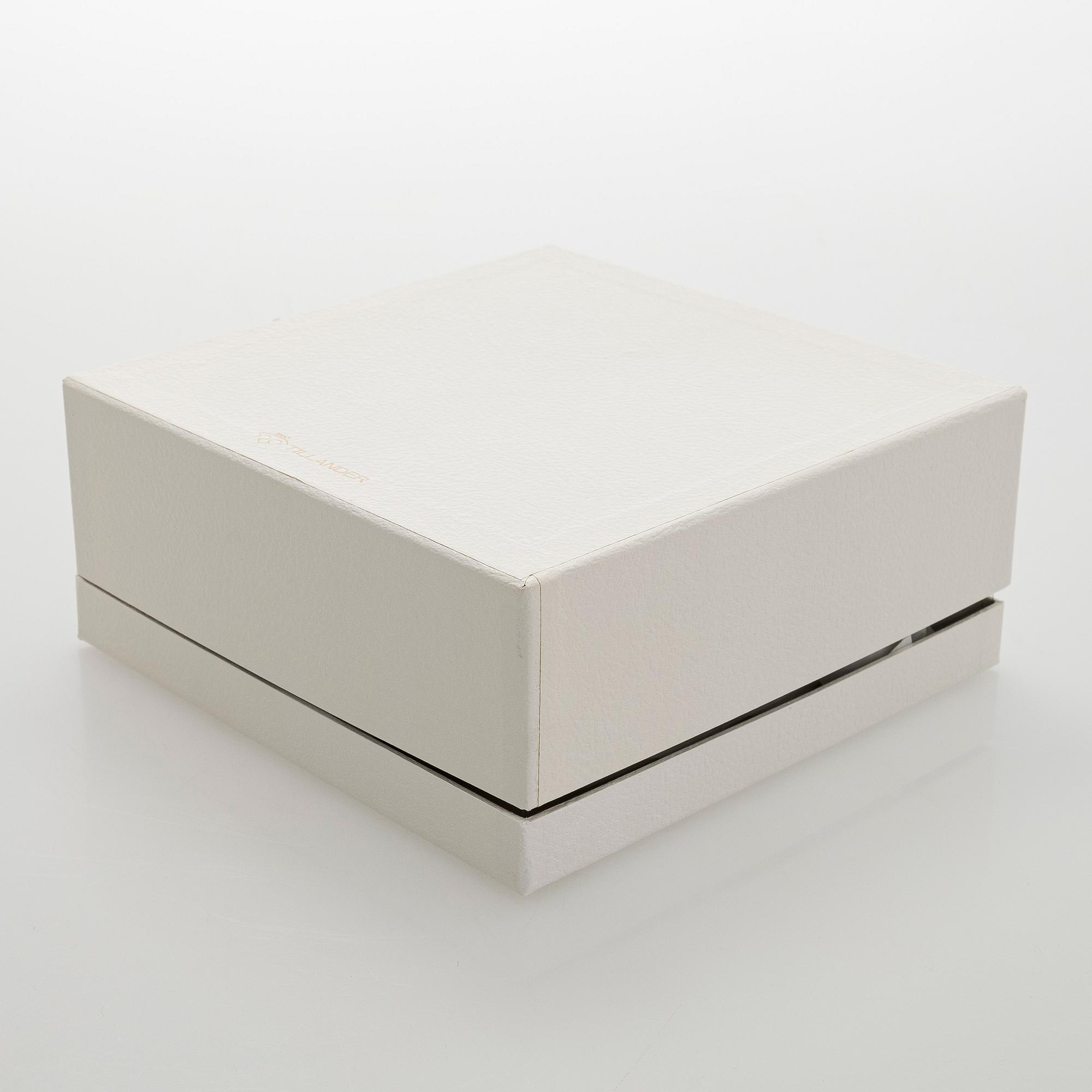 A. Tillander, malja, sterlinghopeaa ja emalia. Helsinki 2005.