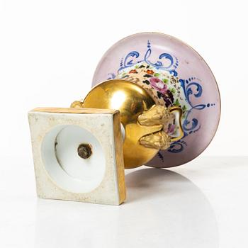 A porcelain urn, Empire, first half/mid 19th century.
