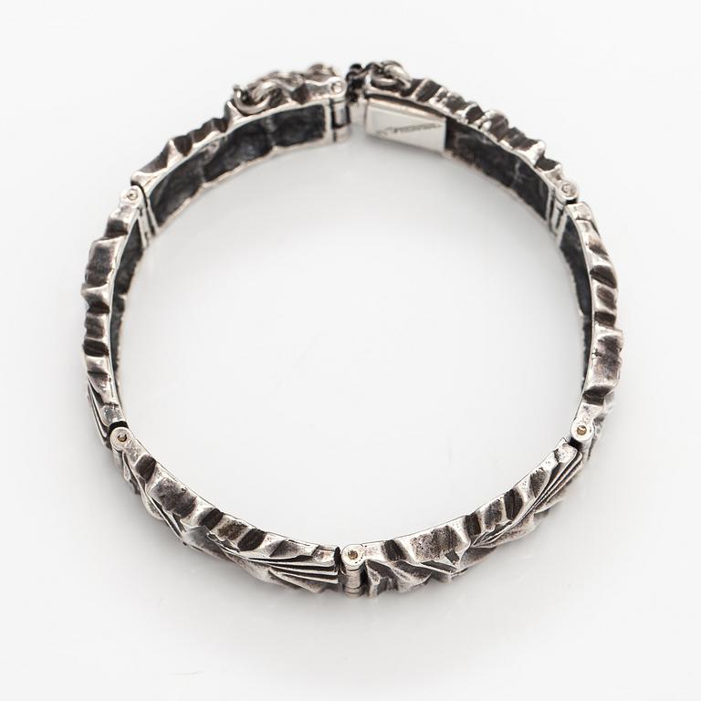 Jorma Laine, A silver bracelet. Turun Hopea, Turku 1970.