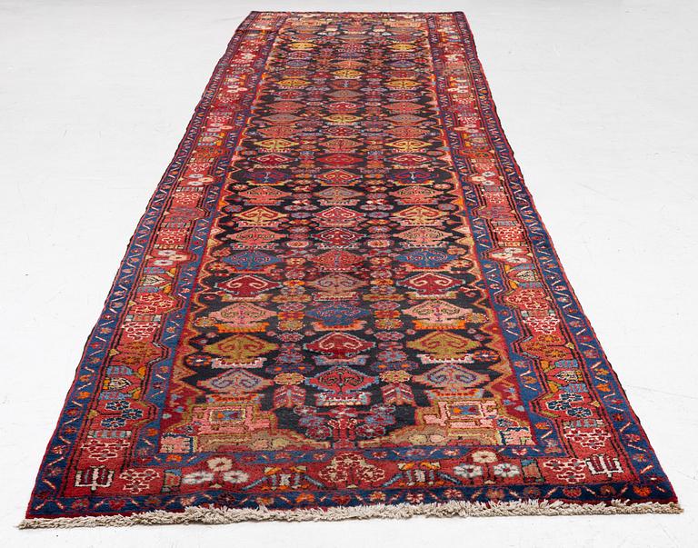 Semi-Antique Senneh runner., approx. 485 x 115 cm.