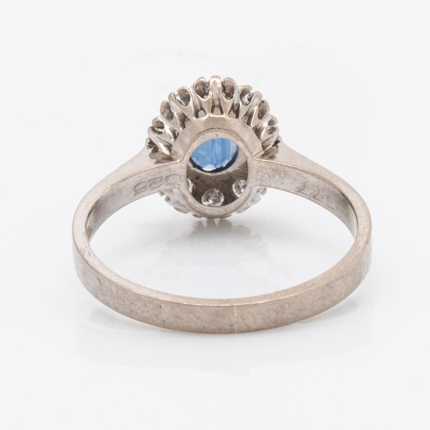 Ring 18K vitguld med 1 safir 0,77 ct och briljanter 0.23 ct enligt gravyr, Juvelia Uppsala 1991.