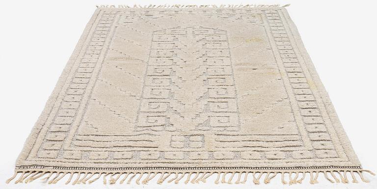 Märta Måås-Fjetterström, a 'Vita spetsporten' carpet, knotted pile in relief,  c. 218 x 119 cm, signed AB MMF,