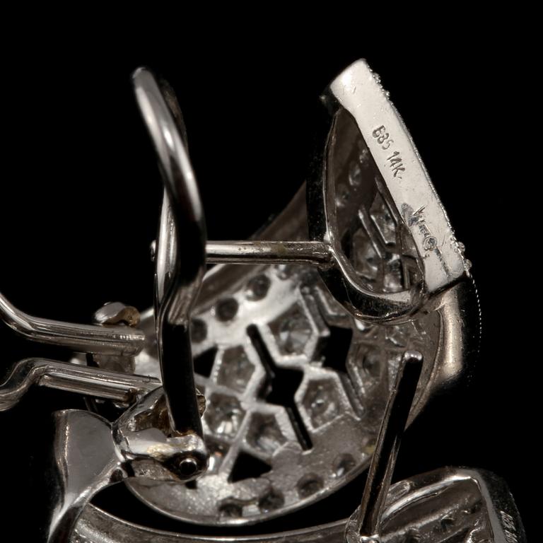 ÖRHÄNGEN, ett par, 14k vitguld med briljantslipade diamanter, ca 2.00 ct. Vikt 7 g.