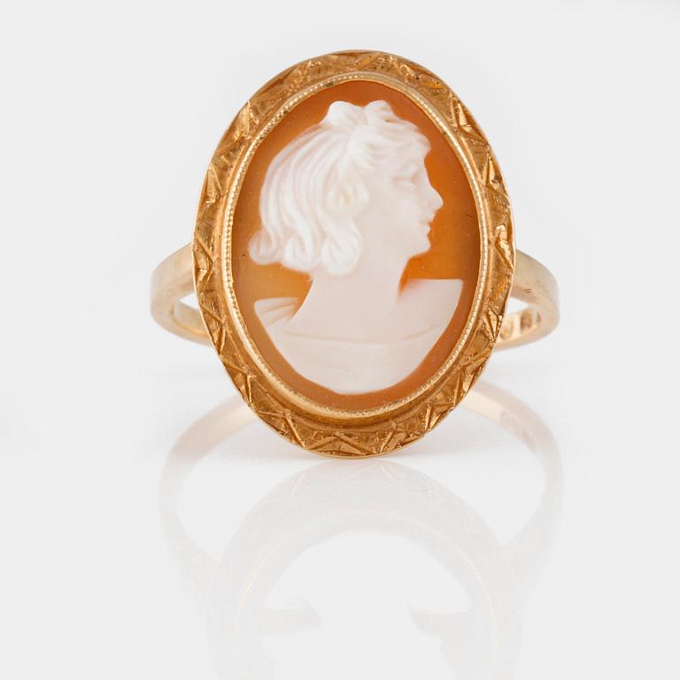 RING, 18K guld med skuren snäckskalskamé, Trege, Göteborg. Vikt 4,1 gram.